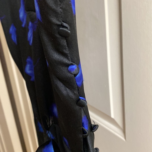 100% Beautiful Silk top by Ann Taylor size small - Picture 3 of 4